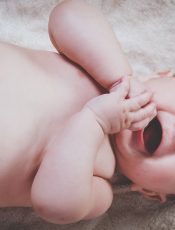 Co może zwiastować uporczywe drapanie się dziecka?