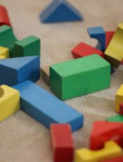 Dlaczego drewniane zabawki to doskonały prezent na gwiazdkę? Oto 9 powodów