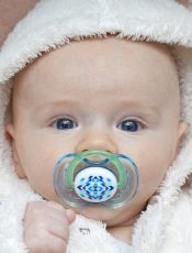 Pomóc przy ząbkowaniu i okiełznać przytłaczający świat, czyli o ważnej roli gryzaków