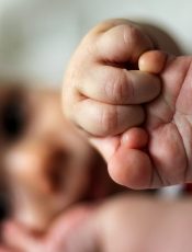 W Polsce rodzi się coraz mniej dzieci. Czy wpływa na to stan polskich porodówek?