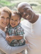 Wypadanie włosów po ciąży. Kiedy nie można tego bagatelizować?