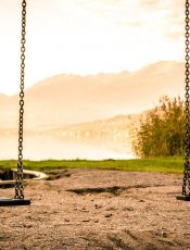 Aranżacja ogrodu z drewnianym placem zabaw