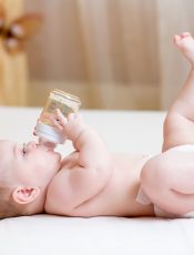 Jak wybrać odpowiednią wodę dla małego dziecka?