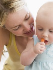 Odstawienie od piersi – jak i kiedy zakończyć naturalne karmienie?