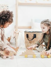 Drewniane łóżeczko dla lalek – idealny pomysł na prezent dla dziewczynki