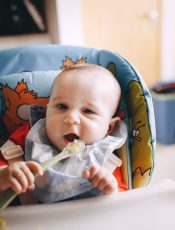 Jak prawidłowo rozszerzać dietę niemowlęcia?