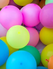 Kubeczki urodzinowe – doskonałe rozwiązanie na przyjęcia dla dzieci i dorosłych