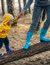Nadopiekuńczość i brak konsekwencji to jedne z najczęstszych błędów wychowawczych